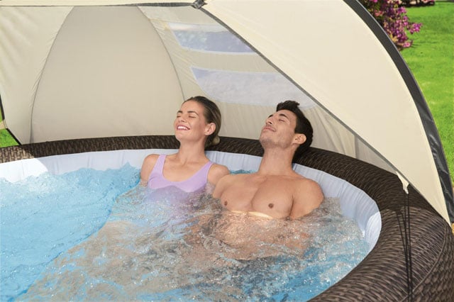 zwei Menschen entspannen unter ihrem LAY-Z-SPA® Sonnenschutzdach, 183 x 94 x 109 cm