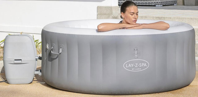 Frau entspannt sich im LAY-Z-SPA® St. Lucia AirJet™ Whirlpool, 170 x 66 cm, 2-3 Personen, rund, Silbergrau