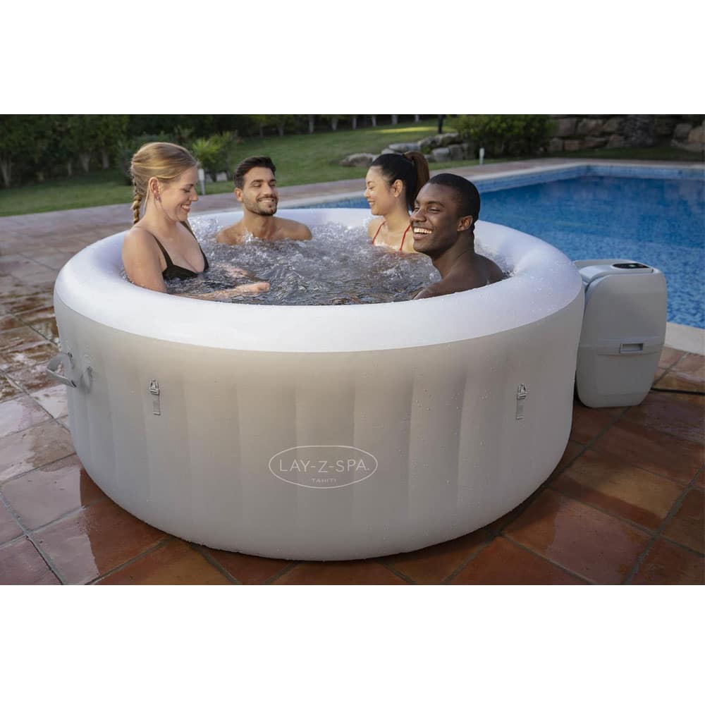 vier Mensch entspannen sich im LAY-Z-SPA® Tahiti Airjet™ Whirlpool, 180 x 66 cm, 2-4 Personen, rund, hellgrau