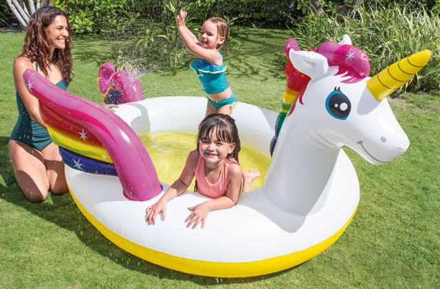 Kinder planschen im intex Mystic Unicorn Spray Pool - Planschbecken mit Fontäne