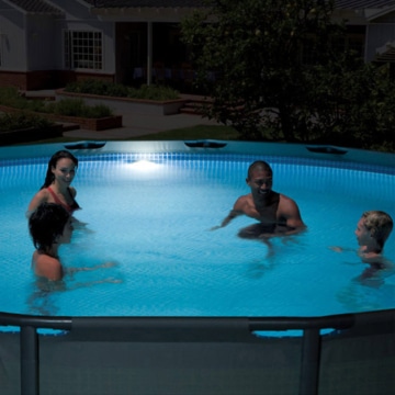 Mesnchen planschen im Pool bei leuchtender Intex 230V Magnetic Led Pool-Wall Light