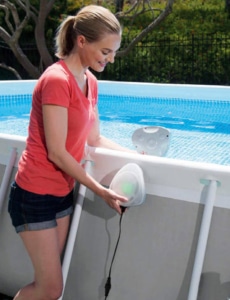 Frau bringt die 230V Magnetic Led Pool-Wall Light an den Pool an