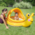 Baby spielt im Intex Babyplanschbecken Schnecke - 145 x 102 x 74 cm gelb