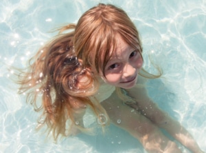 Kleinkind im seichten Poolwasser