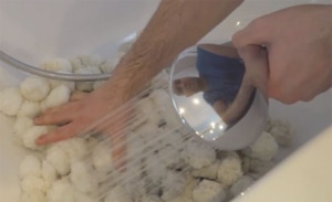 Statt Filterbälle rückspülen lieber in der Badewanne waschen
