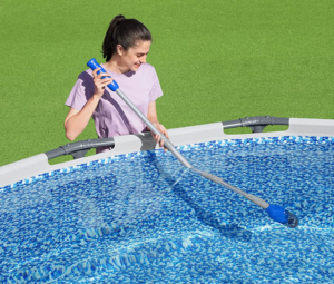 Frau reinigt den Poolboden mit dem Bestway Aquatech Poolsauger