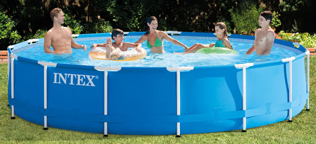 Menschen spielen im Intex Frame Pool 457x122cm Set inkl. Pumpe - 28242