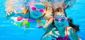 Kinder spielen im Wasser des Pools