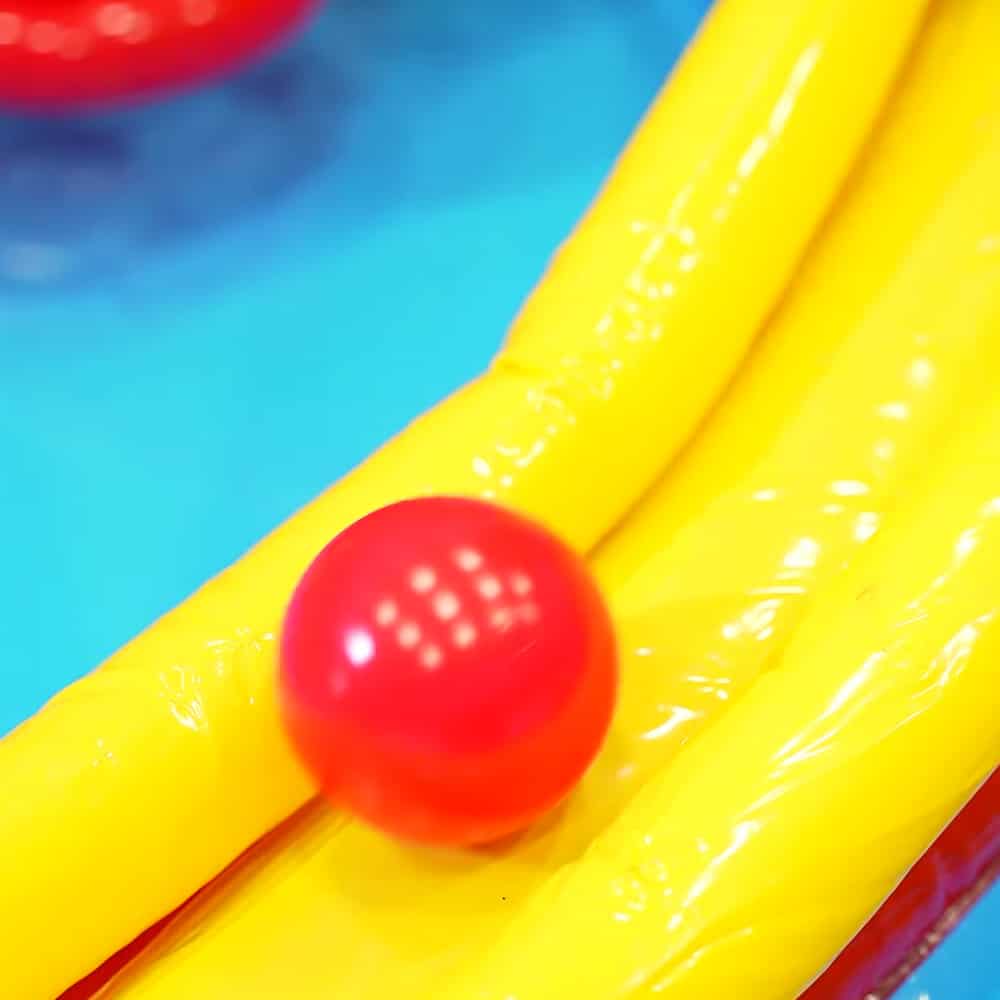 Roter Spielball auf der Rutsche eines Planschbeckens