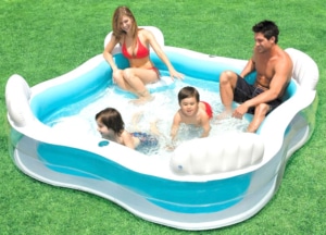 Beim aufblasbaren Pool für Familien ist für jeden was dabei