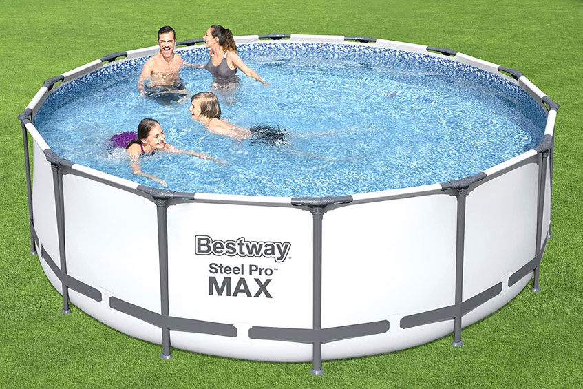 Steel Pro Max Frame Pool im Garten aufgebaut
