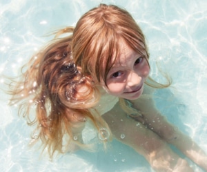 Kleinkind im seichten Poolwasser