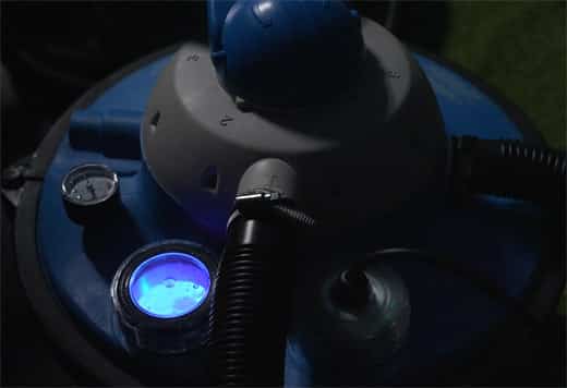 Steinbach Pool UV Lampe in Sandfilter Comfort 50 zeigt indirektes Licht