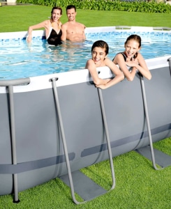 Familie freut sich über Ihren Bestway Pool 5611K