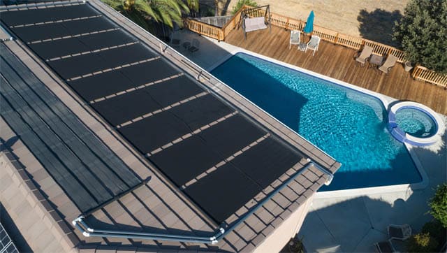 Pool Solarabsorber auf dem Dach