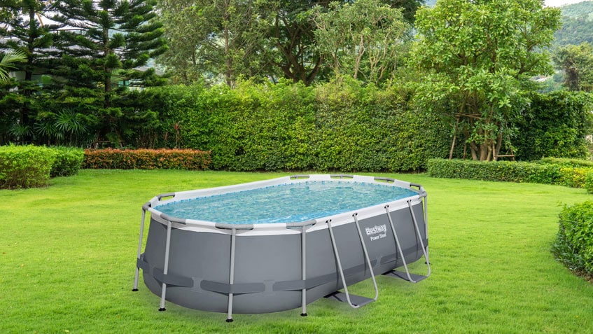 Bestway Ovaler Pool 5616K in einem großen Garten aufgebaut