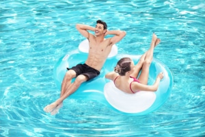 2 Menschen entspannen sich im Bestway 2-Personen Schwimmring 43009