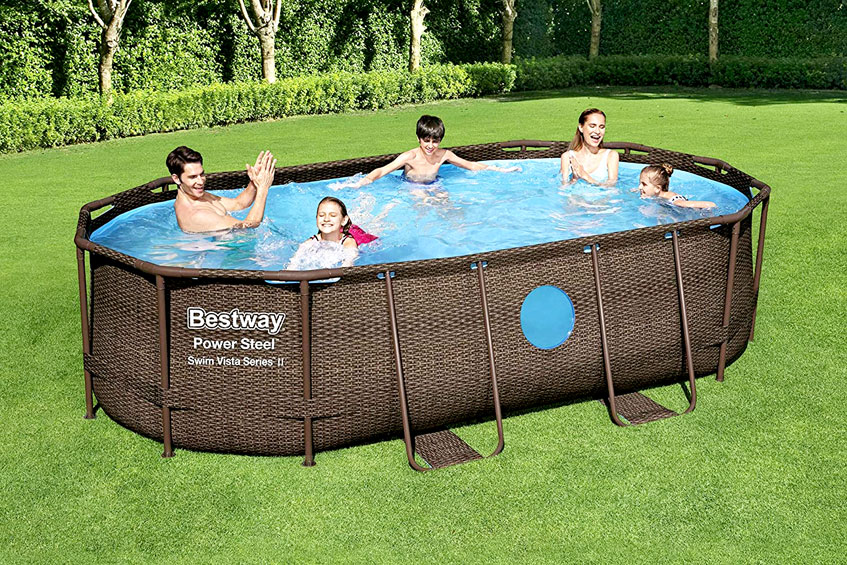 Eine Familie spielt in ihrem Bestway - ovaler Pool - 56714 im Garten