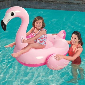 Kind spielt im Pool auf dem Bestway Pink Flamingo 41099