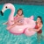 Kind spielt im Pool auf dem Bestway Pink Flamingo 41099