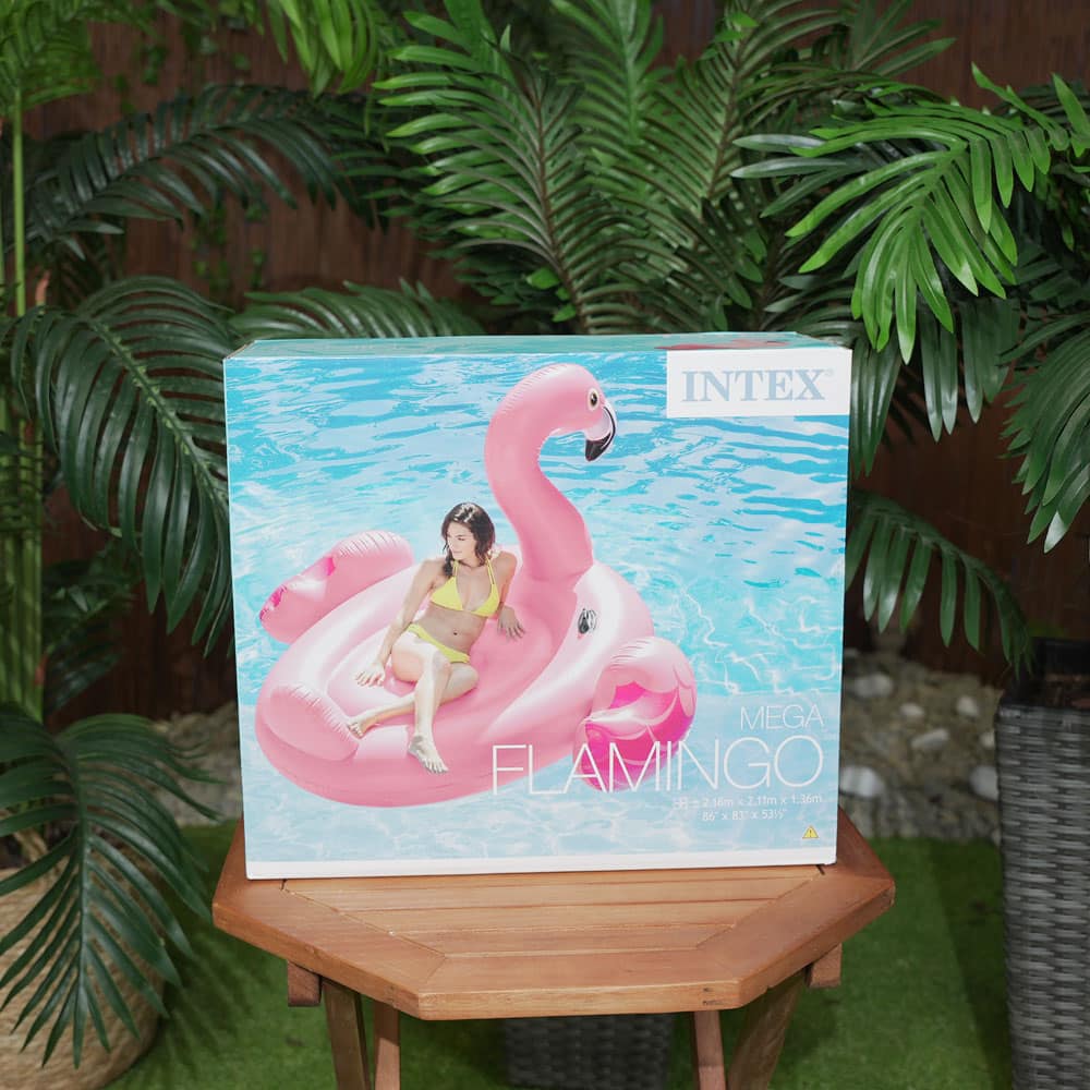 Verkaufsverpackung des Flamingo Pool Ride On von Intex