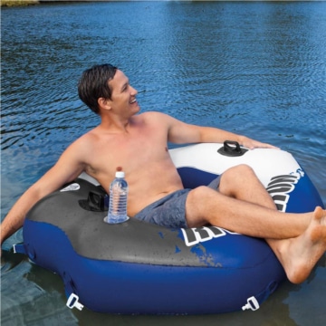 Mann entspannt sich im Intex 58854EU - Aufblasbarer Sessel River Run