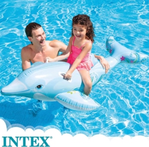 Kind spielt auf Intex Delphin blau - 175 x 66 cm 58535