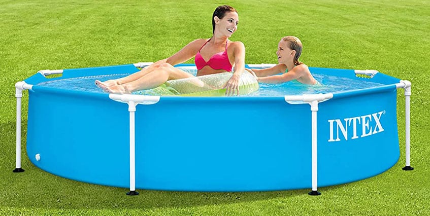 Frau und Kind planschen im Intex Frame Pool
