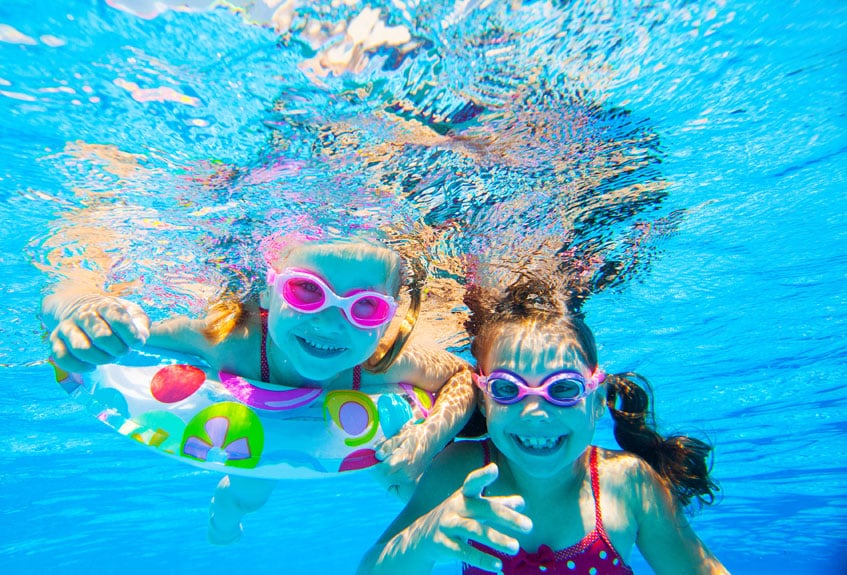Kinder tauchen im Pool 