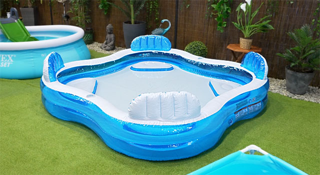 Der aufblasbare Pool Intex Family Lounge Swim Center mit 229x229 cm.