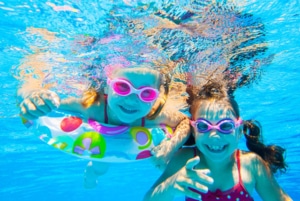 Kinder tauchen im großen Pool unter Wasser