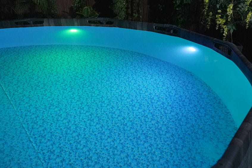 Pool Magnet Lichter leuchten im Pool