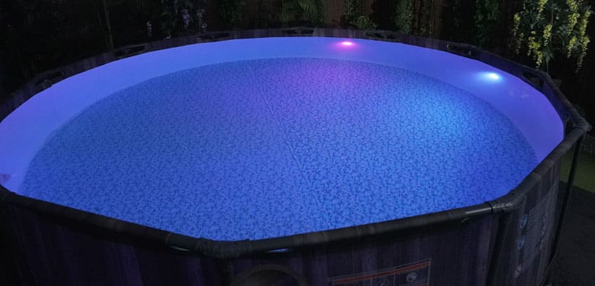 Pool Magnet Lichter leuchten bei Dunkelheit im Bestway Pool