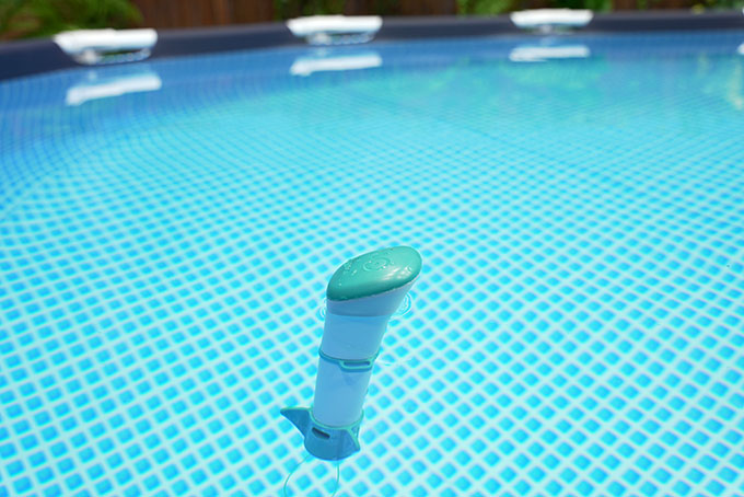 Eco Start Messgerät schwimmt im Swimmingpool