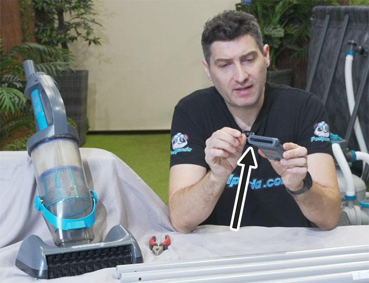 Auszug aus unserem Testvideo: Der schmale Saugeraufsatz wurde durch Entfernen der Borsten getunt. Am Tisch seht ihr die dafür eingesetzte Zange.